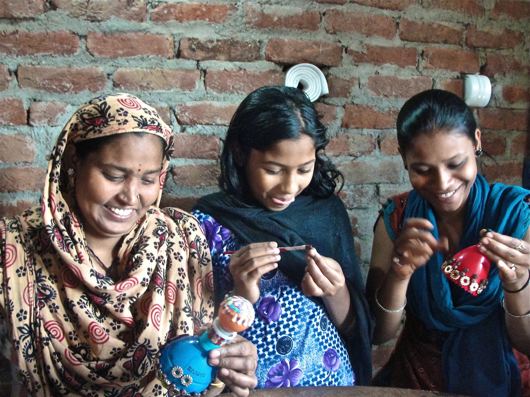 Members of Kabad se Jugad making art from recyclable materials. Photo credit: Rolando Politi.