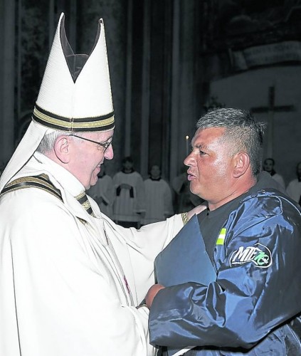Sergio Sánchez, a cartonero with MTE movement, with Pope Francisco. Courtesy: MTE.