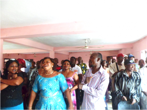 Waste pickers sing solidarity songs at the Aba workshp. (Photo: FIWON)